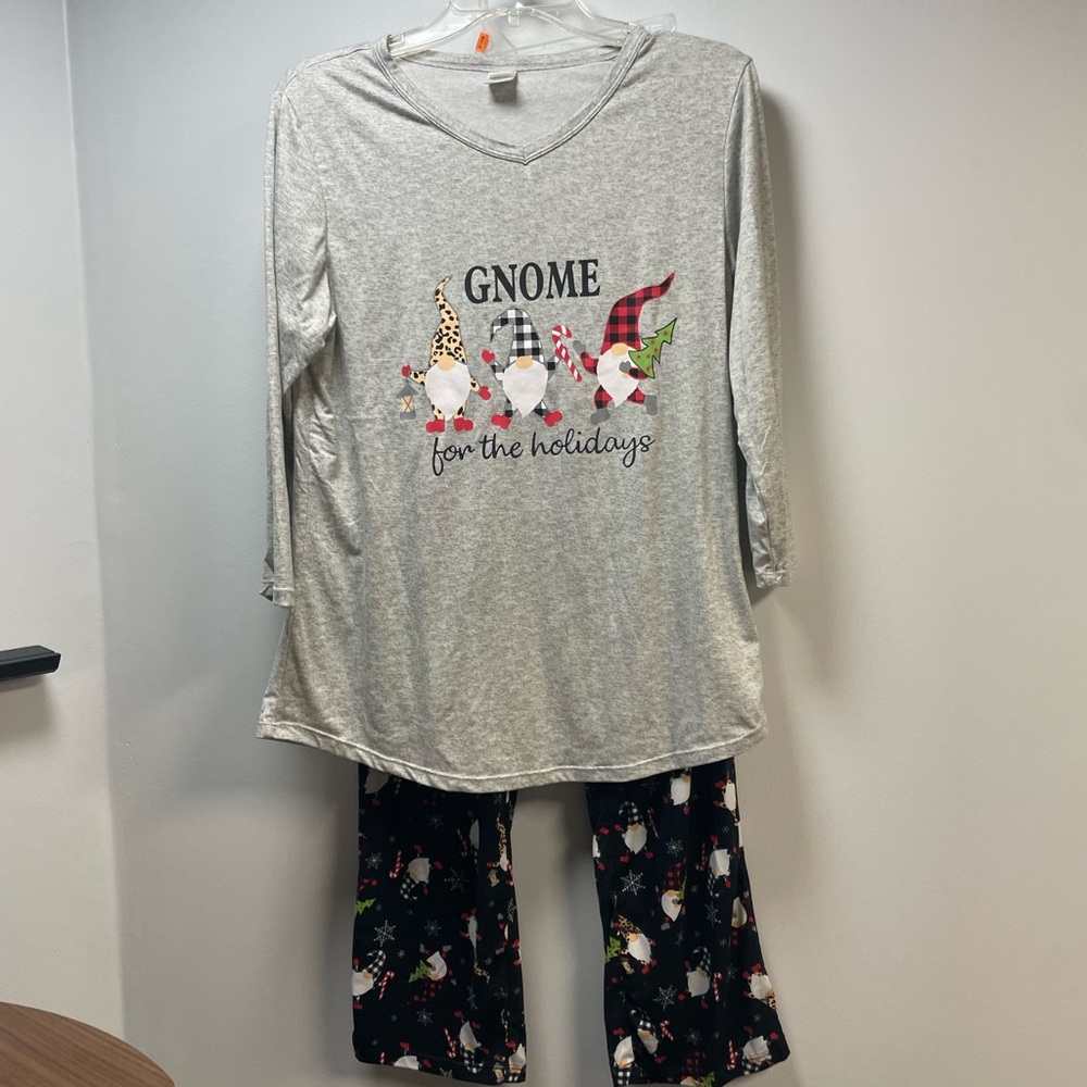 Gnome Holiday Xmas Women’s Medium Pajamas - Gray and Black